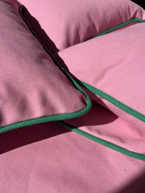 Gül kırlent — pembe kumaş, yeşil biye