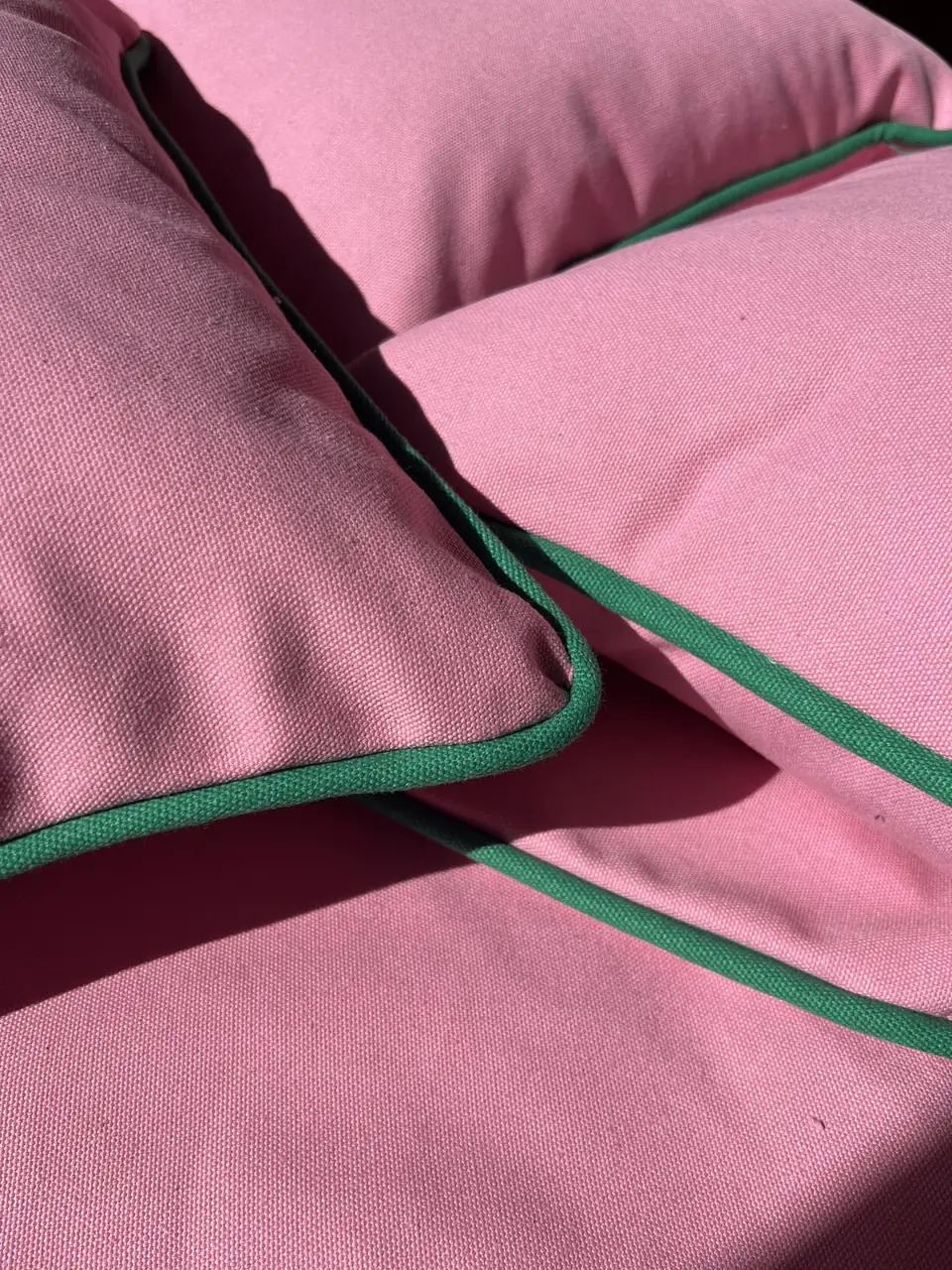 Gül kırlent — pembe kumaş, yeşil biye