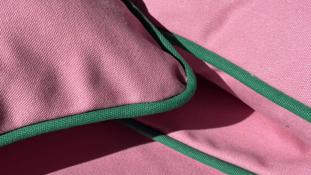 Gül kırlent — pembe kumaş, yeşil biye