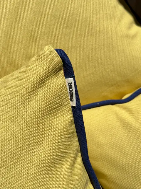 Limon kırlent — sarı kumaş, lacivert biye